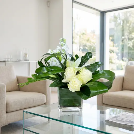 Arreglo de verde y flores blancas hebe